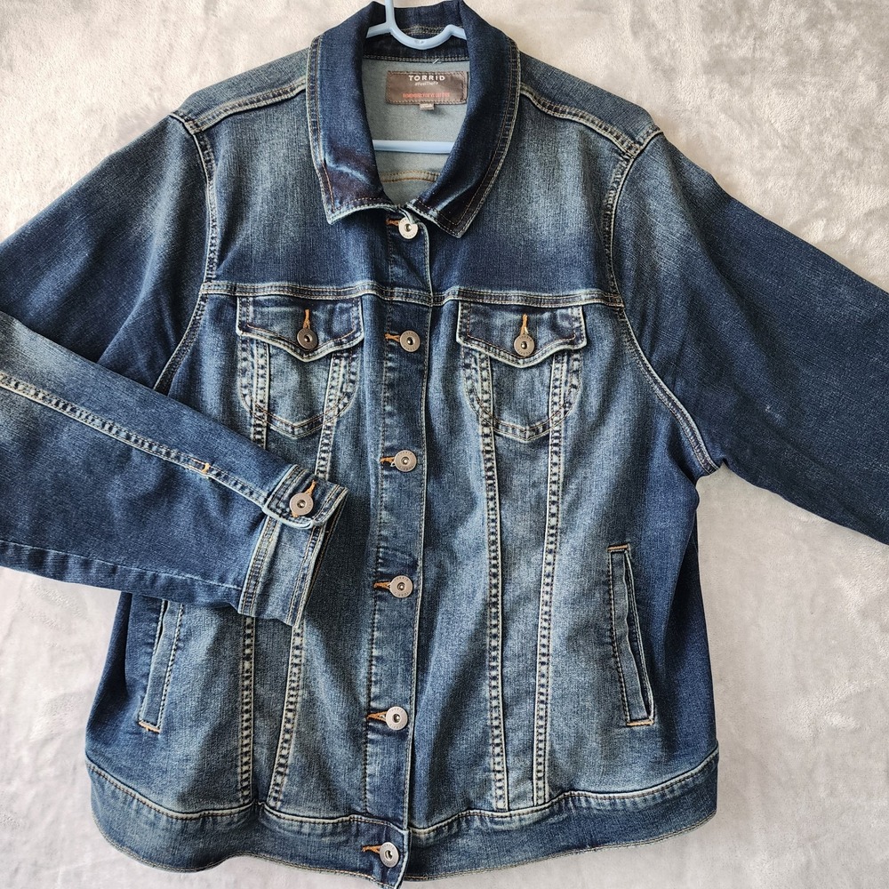 Torrid Denim Jacket Womens Size 3X Blue Jean Trucker Button Up Feel the Fit